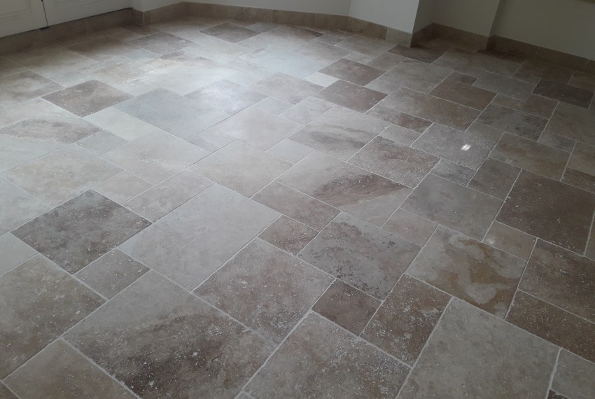 Carrelage en travertin (pierre naturelle) en pose coll&eacute;e sur plancher chauffant.