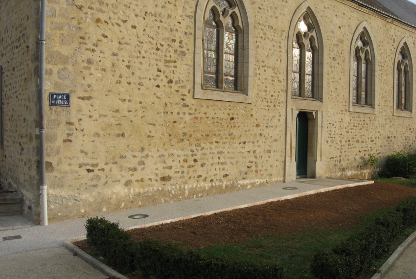 Rampe d'accessibilit&eacute; personnes &agrave; mobilit&eacute; r&eacute;duite. Enduit pierres vues.