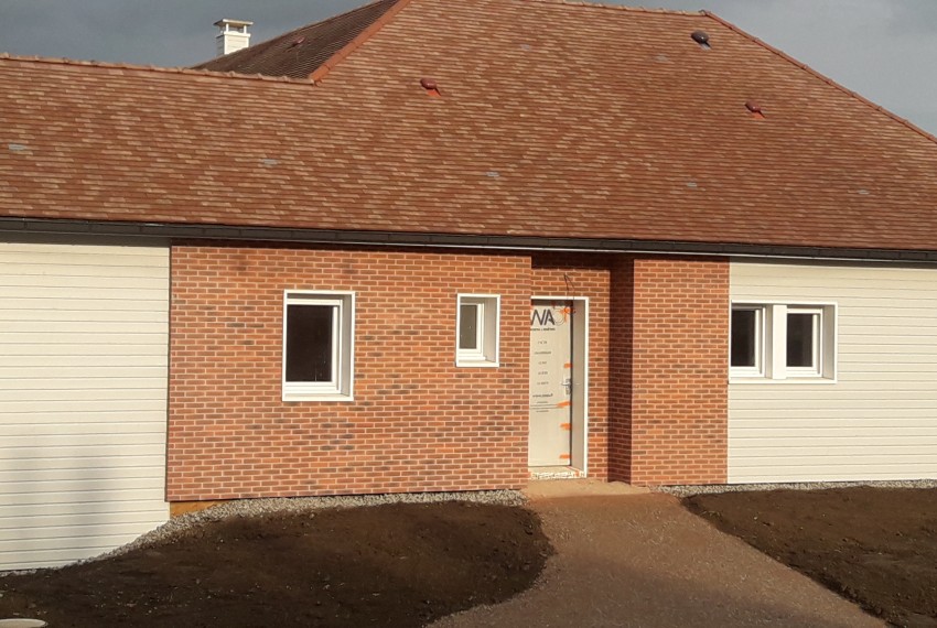 Parement de plaquettes briques en fa&ccedil;ade de maison &agrave; ossature bois.