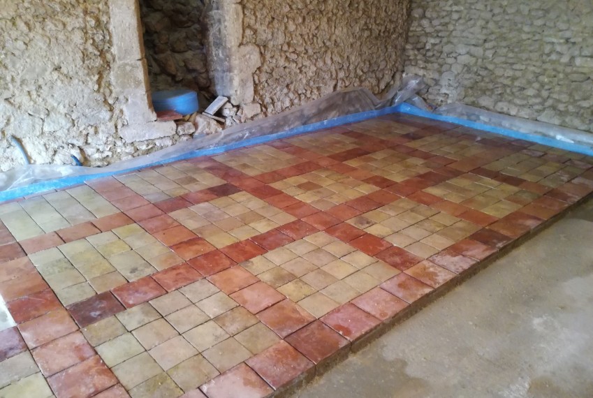 Pose traditionnelle de tomettes sur un mortier de scellement &agrave; la chaux.