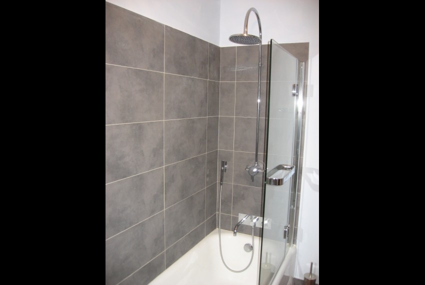 Fa&iuml;ence, baignoire conserv&eacute;e.